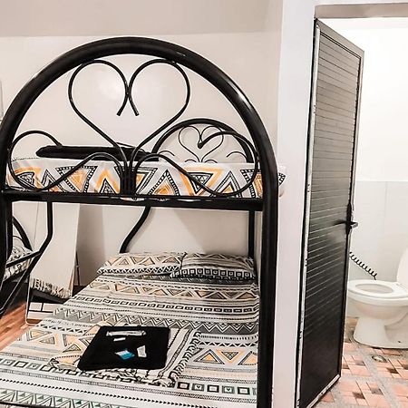 Malunggay Apartments Маривелес Экстерьер фото